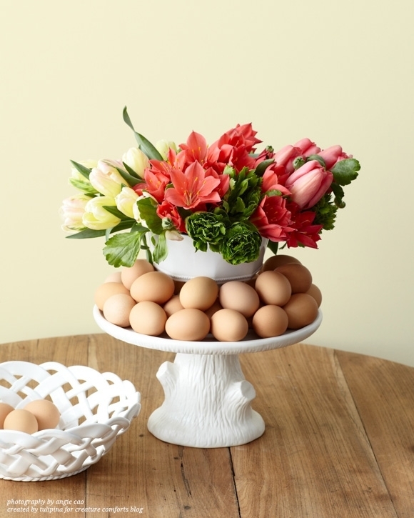 Композиция из Пасхальных яиц и цветов Композиция из Пасхальных яиц и цветов