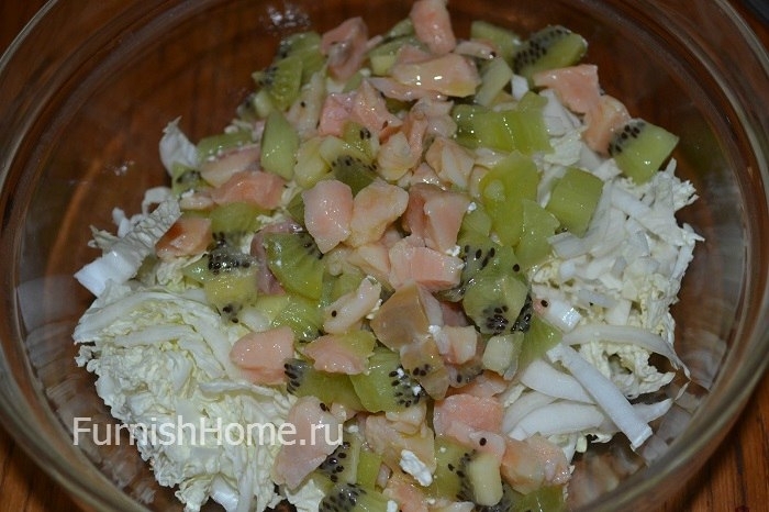 Салат с капустой, лососем и киви