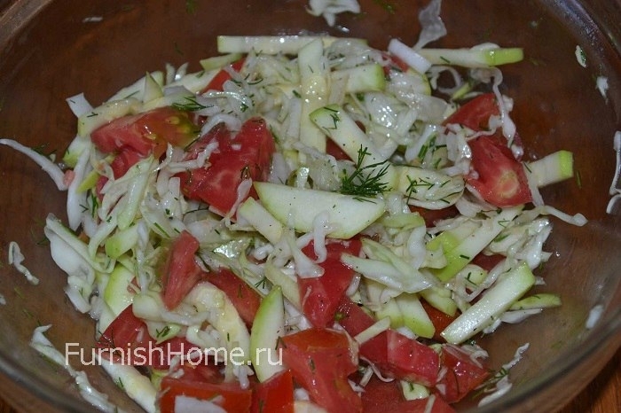 Салат из капусты, помидоров и кабачков
