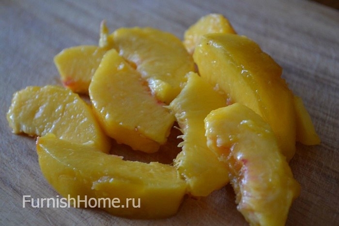 Бутерброды с сыром, персиками и базиликом