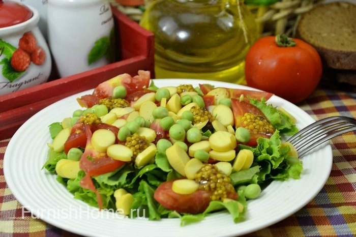 Салат из зелени, томатов, горошка и сулугуни