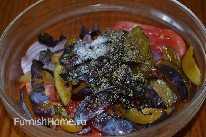 Салат с помидорами, сливами и базиликом
