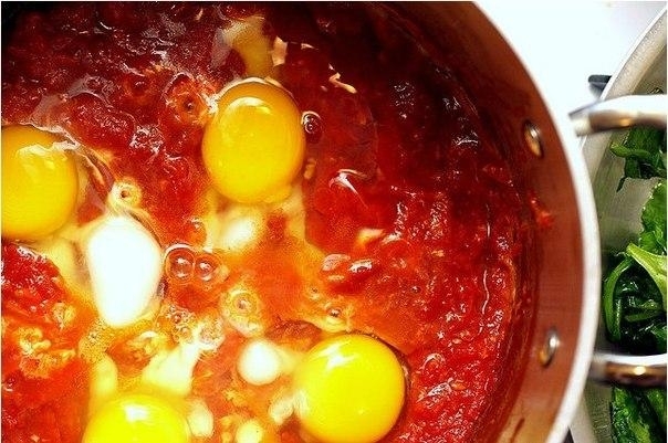 Яичница в томатном соусе