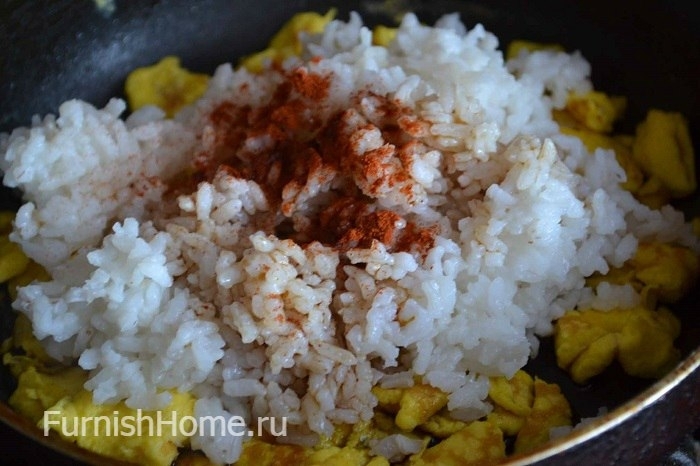 Острый рис с омлетом и соевым соусом