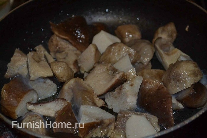 Белые грибы с овощами на сковороде