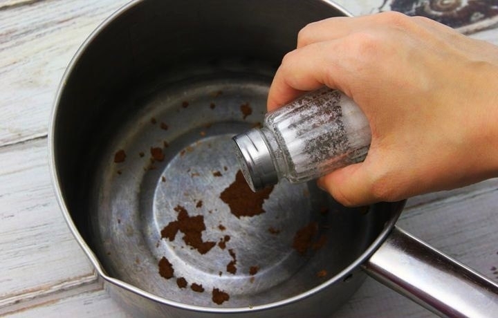 Очистить дно пригоревшей кастрюли солью