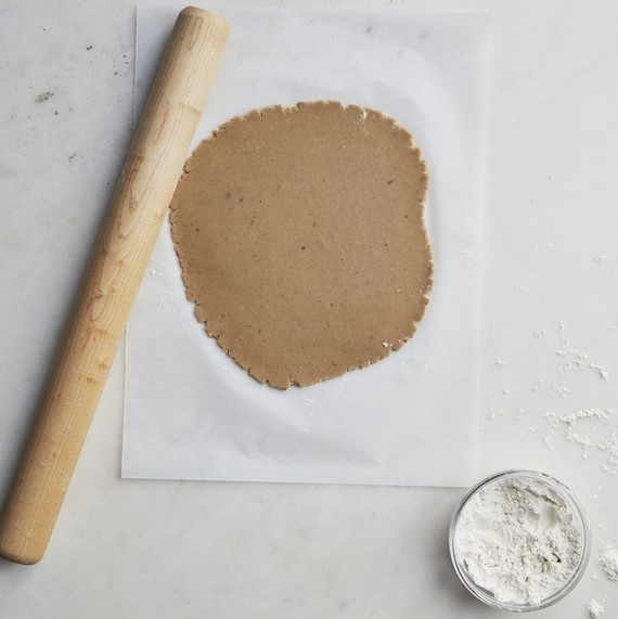Как украсить печенье при помощи кружевной салфетки