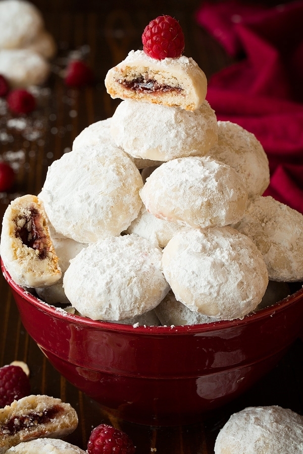 Миндальные печенье «снежки» с малиновой начинкой