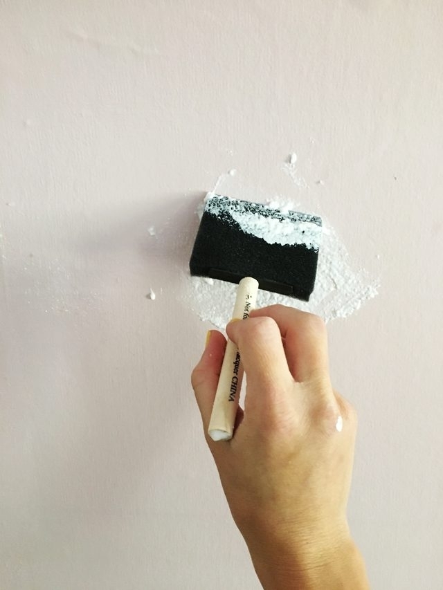 Как декорировать стену блестками