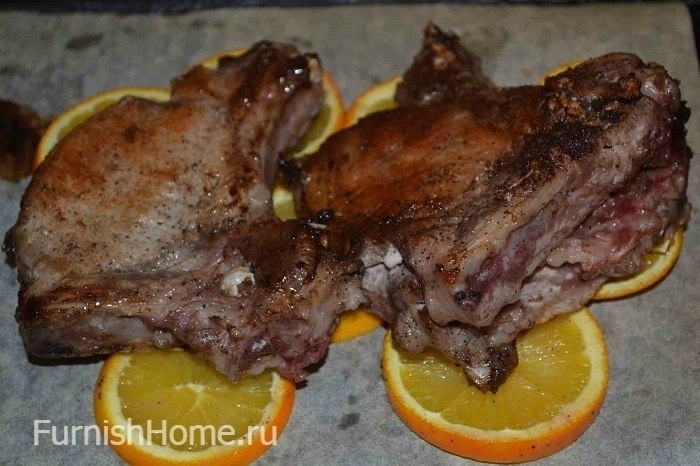 Свинина на кости, запеченная с апельсинами