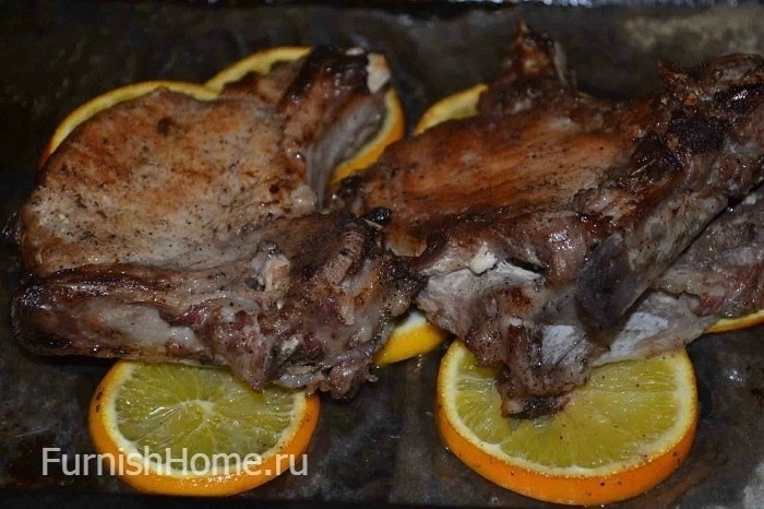 Свинина на кости, запеченная с апельсинами Свинина на кости, запеченная с апельсинами