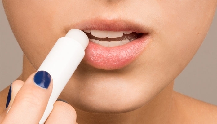 10 удивительных способов необычного применения бальзама для губ