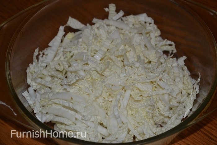 Салат из пекинской капусты с колбасой и маринованными огурцами