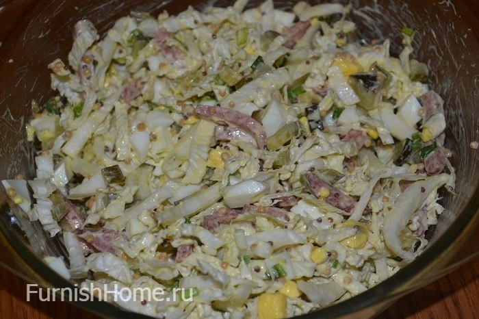 Салат из пекинской капусты с колбасой и маринованными огурцами