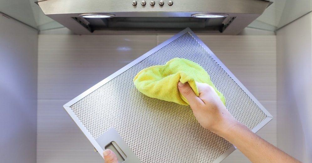 Как почистить кухонную вытяжку