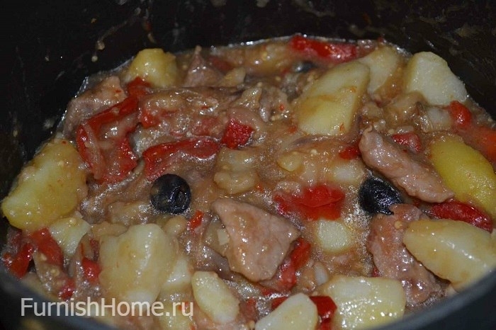 Картошка со свининой, овощами и маслинами