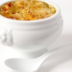 Французский суп с карамельным луком