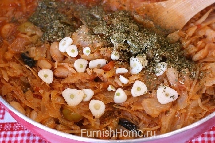 Капуста тушеная с грибами и черносливом
