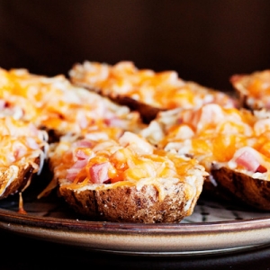 Печеный картофель с ветчиной и сыром Печеный картофель с ветчиной и сыром