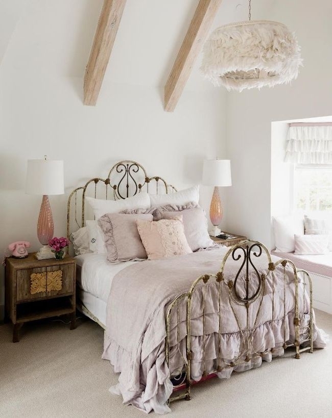 Шикарная кованая кровать - настоящее украшение спальни