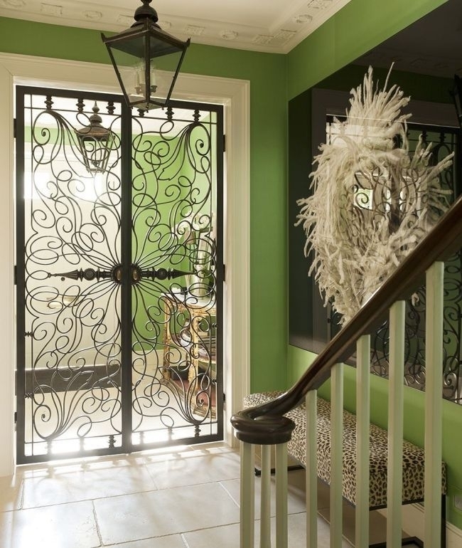 Кованая дверь в стиле классики с симметричным рисунком Кованая дверь в стиле классики с симметричным рисунком