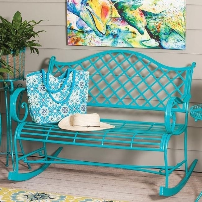 Кованая скамья-качалка выкрашена в яркий бирюзовый цвет Кованая скамья-качалка выкрашена в яркий бирюзовый цвет