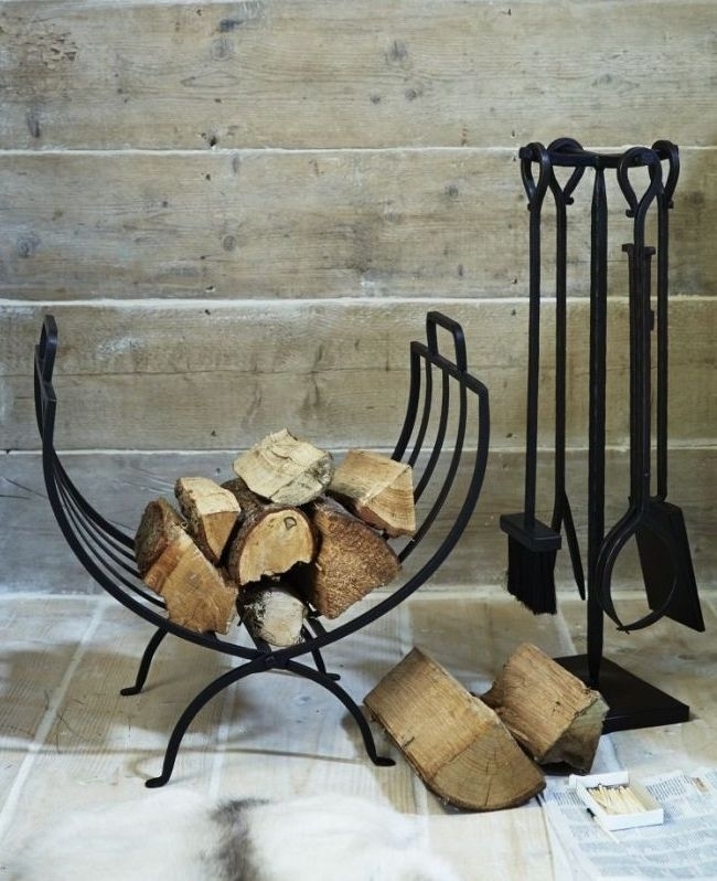 Кованые каминные принадлежности простой формы Кованые каминные принадлежности простой формы