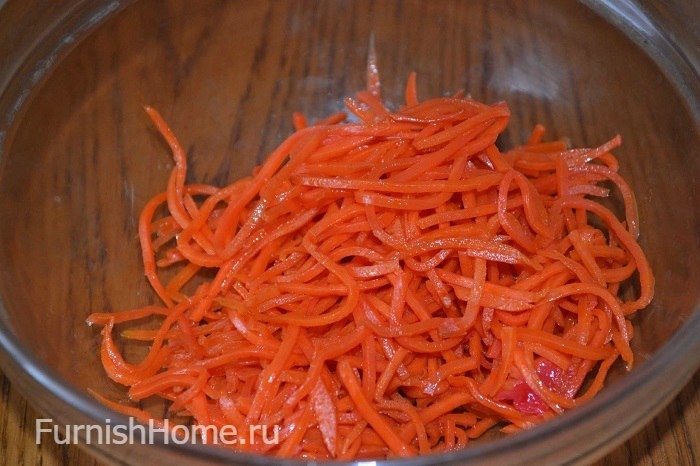 Салат из куриного филе, маринованных опят и корейской морковки