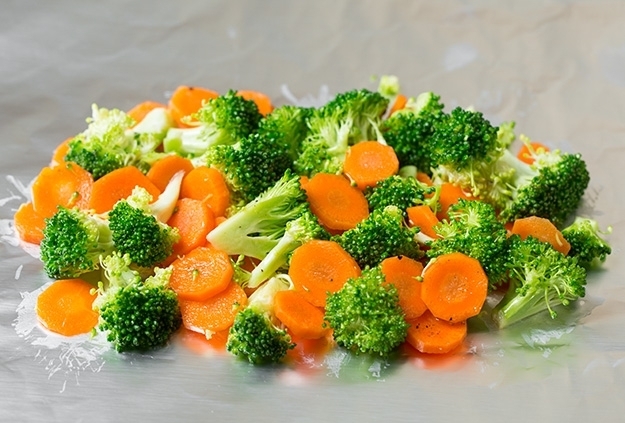 Лосось, запеченный в фольге под соевым соусом и с овощами