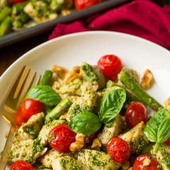 Курица, запеченная с овощами и соусом «песто» Курица, запеченная с овощами и соусом «песто»