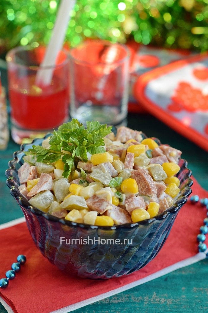 Салат с копченой колбасой с консервированной кукурузой