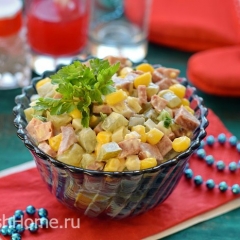 Салат с копченой колбасой с консервированной кукурузой