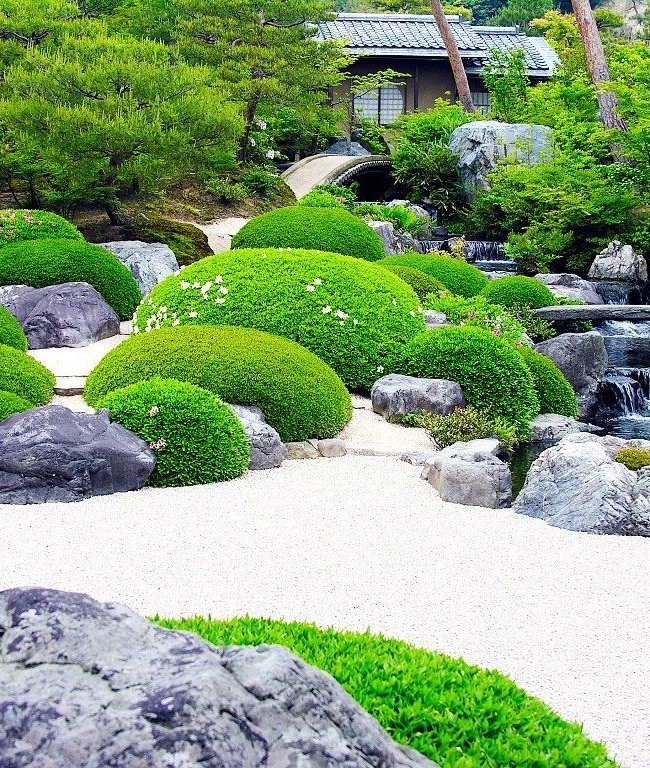 Зелень в китайском дизайне сочетается со множеством камней