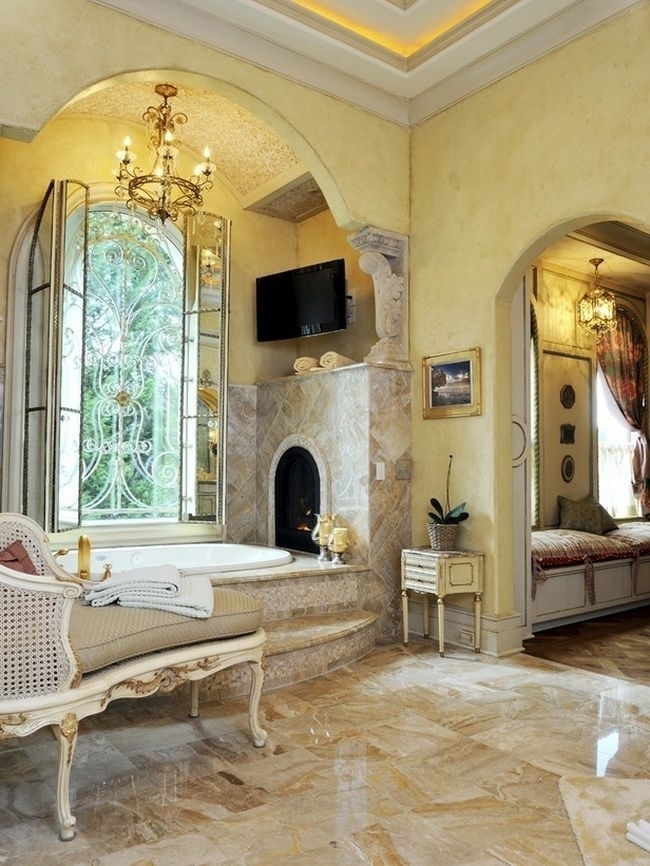 Роскошная ванная комната с венецианкой