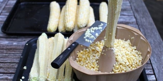 Почистить кукурузу можно с помощью формы для выпечки кексов