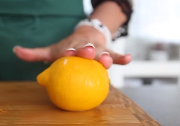 Надавите на лимон и немного покатайте его по поверхности стола