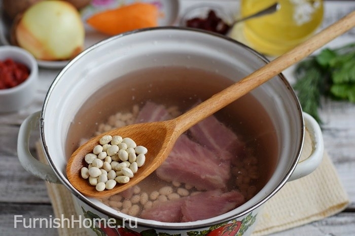 Томатный суп с фасолью и свиными ребрышками
