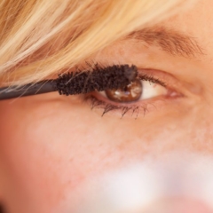 Как сохранить красивой кожу вокруг глаз