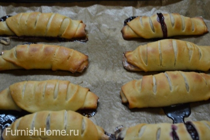 Дрожжевые пирожки с вишней