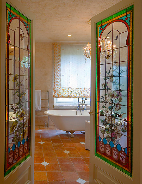 Красивый яркий витраж на стеклянных дверей ведущих в ванную комнату