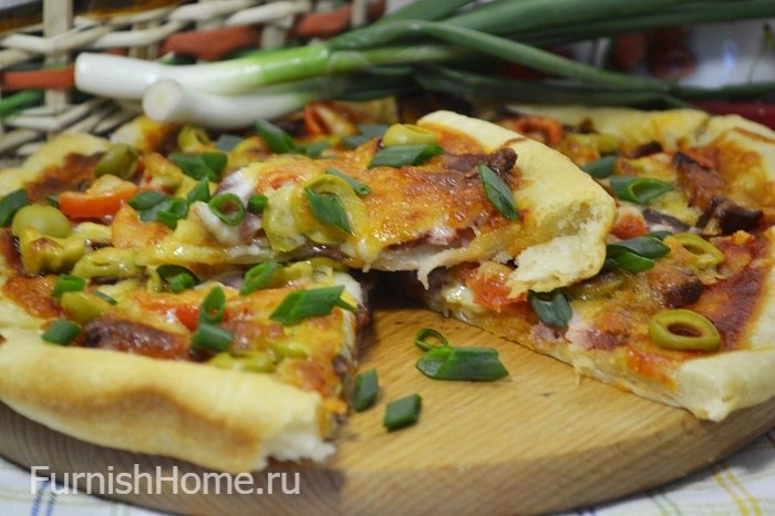 Пицца с колбасой, помидорами и оливками