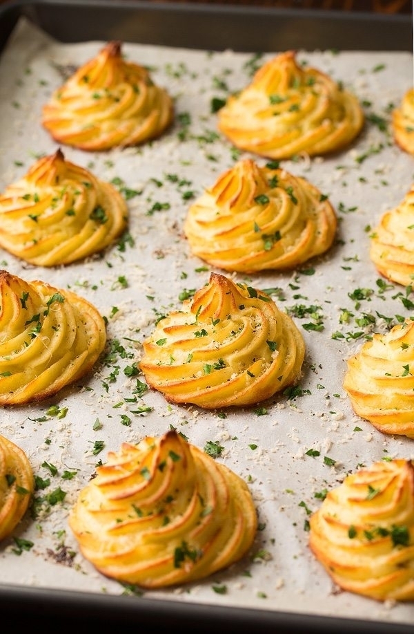 Картофель «Герцогиня» с пармезаном и чесноком Картофель «Герцогиня» с пармезаном и чесноком