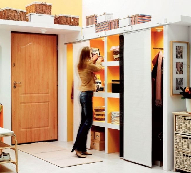 Разграничьте пространство в шкафу между членами семьи – легче будет добиваться порядка в прихожей