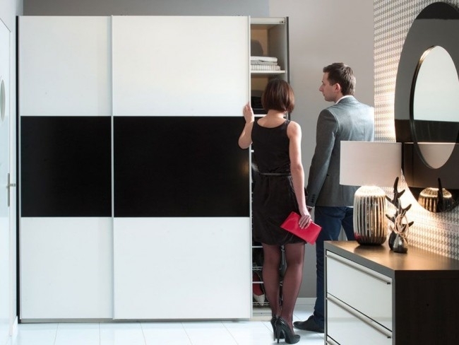 Черно-белый шкаф сочетается с двуцветной мебелью в прихожей