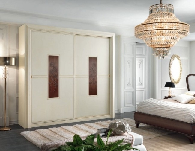 Встроенный светлый шкаф в спальне в классическом стиле