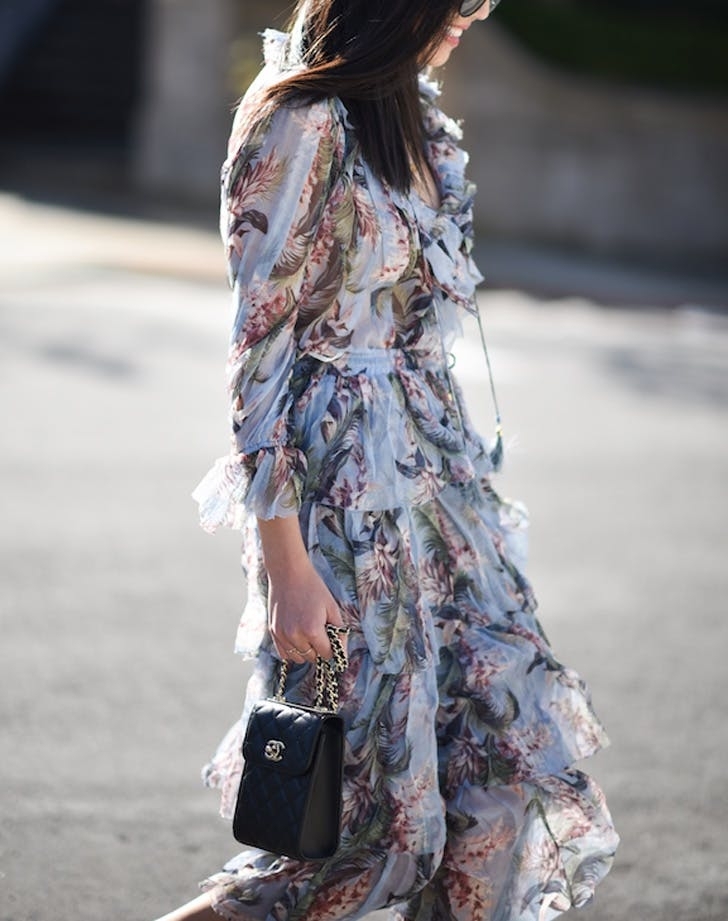 Легкое длинное платье с длинным рукавом и сумочка на длинном ремешке-цепочке Легкое длинное платье с длинным рукавом и сумочка на длинном ремешке-цепочке