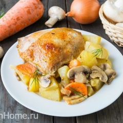 Курица с овощами и грибами в рукаве в духовке