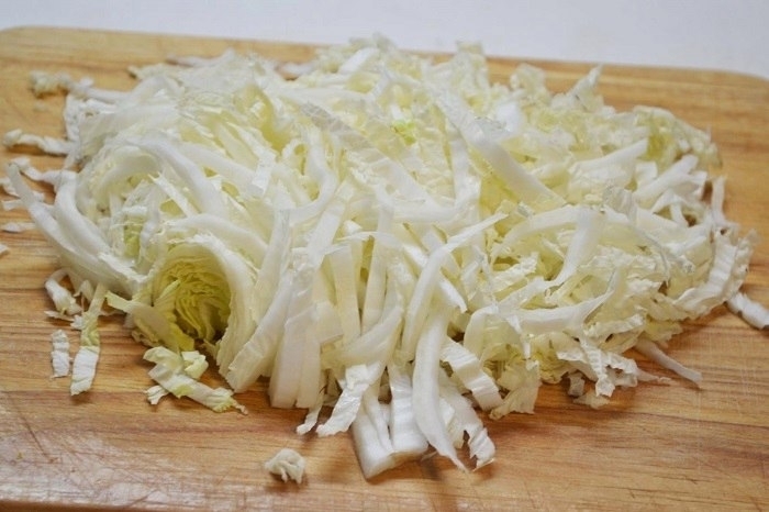 Салат из капусты, перца и сыровяленого мяса