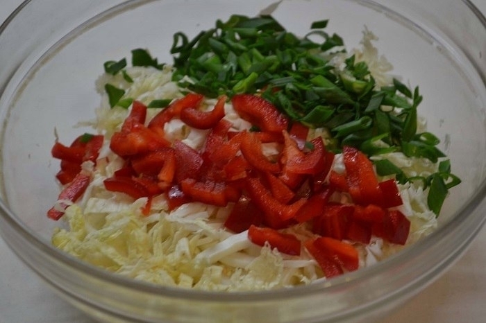 Салат из капусты, перца и сыровяленого мяса