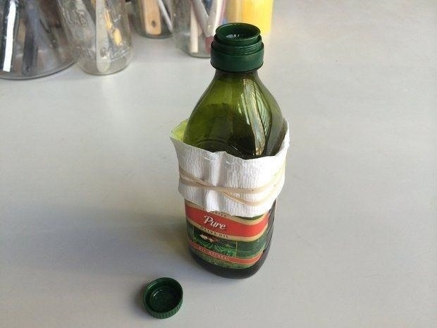 Обмотайте бутылку с растительным маслом, чтобы капли не падали на стол